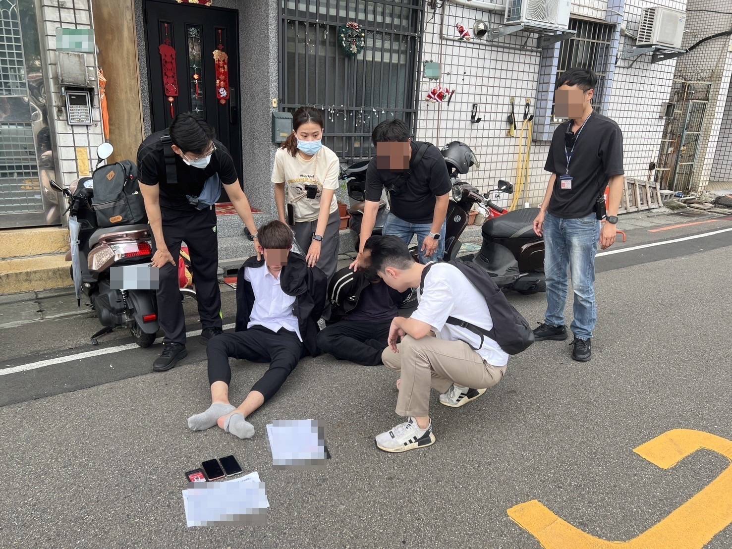 【有片】員警喬裝陪同遭詐被害人付錢 一網打盡取款車手 1812196