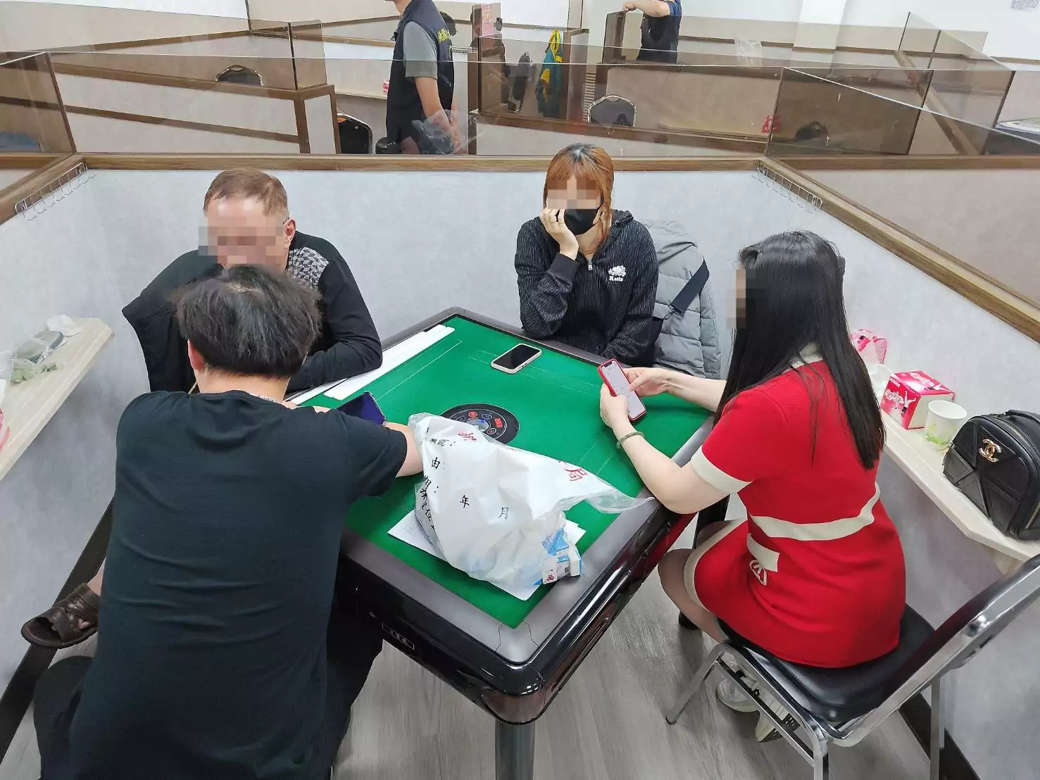 棋牌社多次遭檢舉賭博 桃警逮30人送辦 棋牌社多次遭檢舉賭博 桃警逮30人送辦