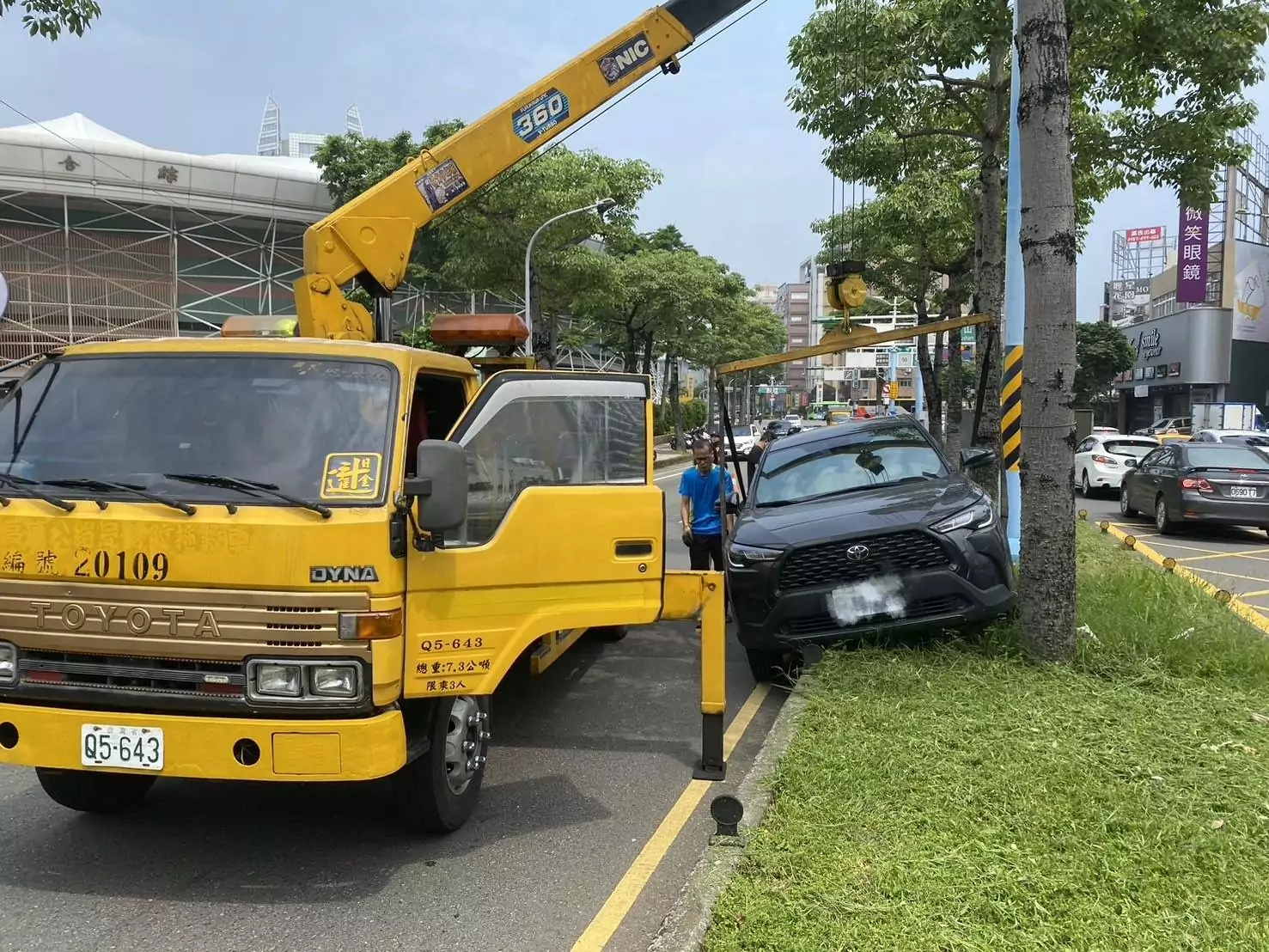 桃園自小客停路中欲變換車道 遭猛撞「騎」上分隔島 桃園自小客停路中欲變換車道 遭猛撞「騎」上分隔島