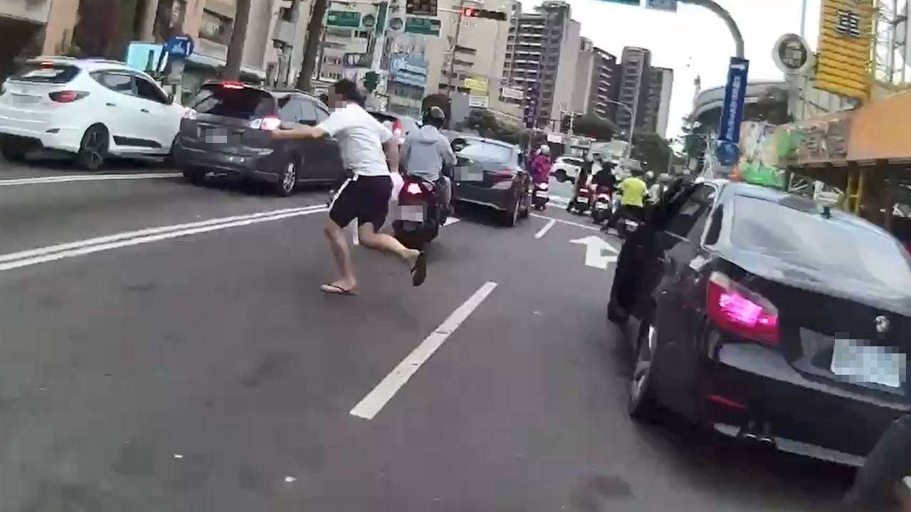 【有片】通緝男違規加速逃 棄車狂奔遭警圍捕壓制
