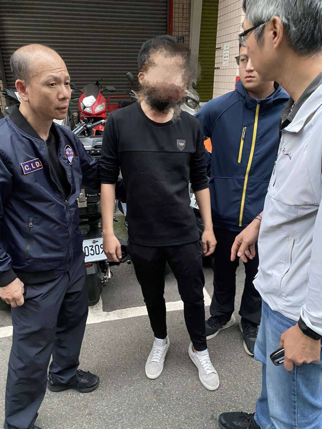 【有片】偽假身分網路收購黃金 男子詐騙故技重施狠狽落網 1842384