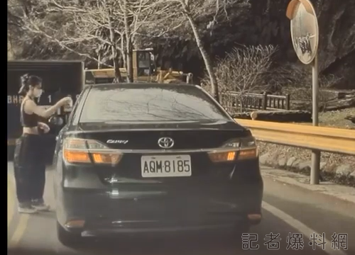 他疑將衛生紙丟出車外 正妹上前「物歸原主」