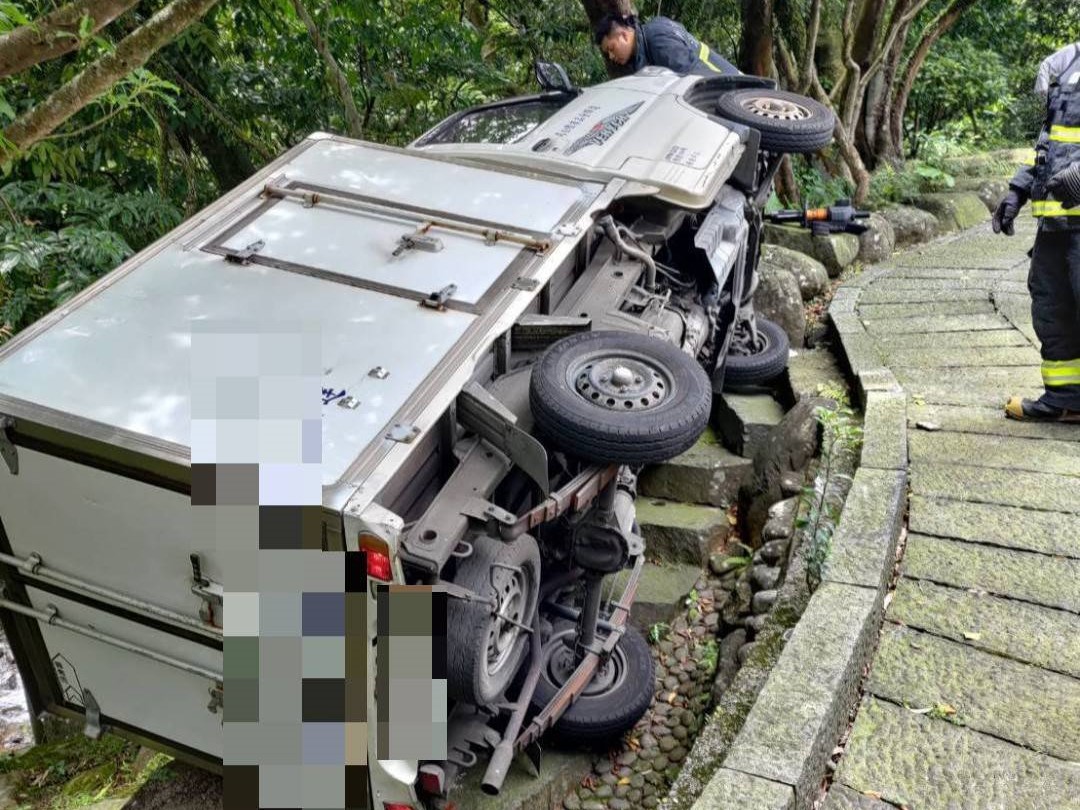 疑忘記拉手剎車 男駕駛遭壓車底