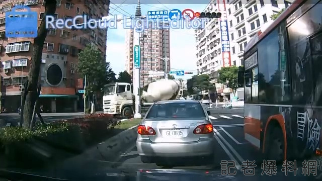 【有片】命大!行人過馬路遭水泥車撞 自行爬出車底