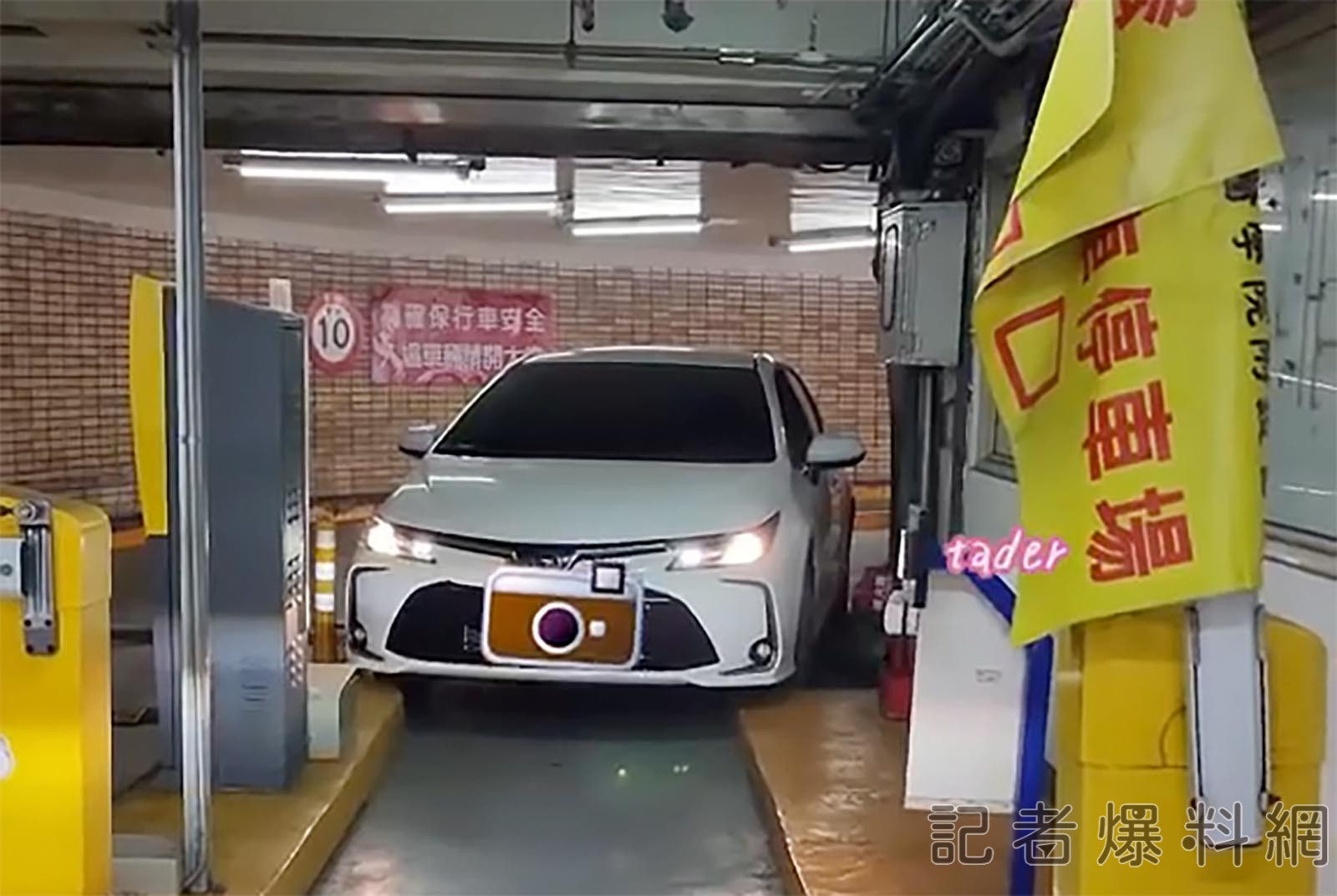 汽車離場誤闖機車道卡住 網:「是要顯車小?」