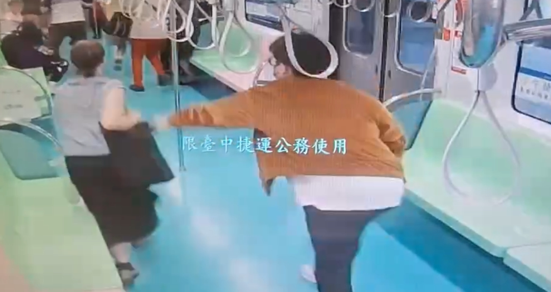 【有片】險遭中捷三刀男拉住 外籍女逃命畫面曝