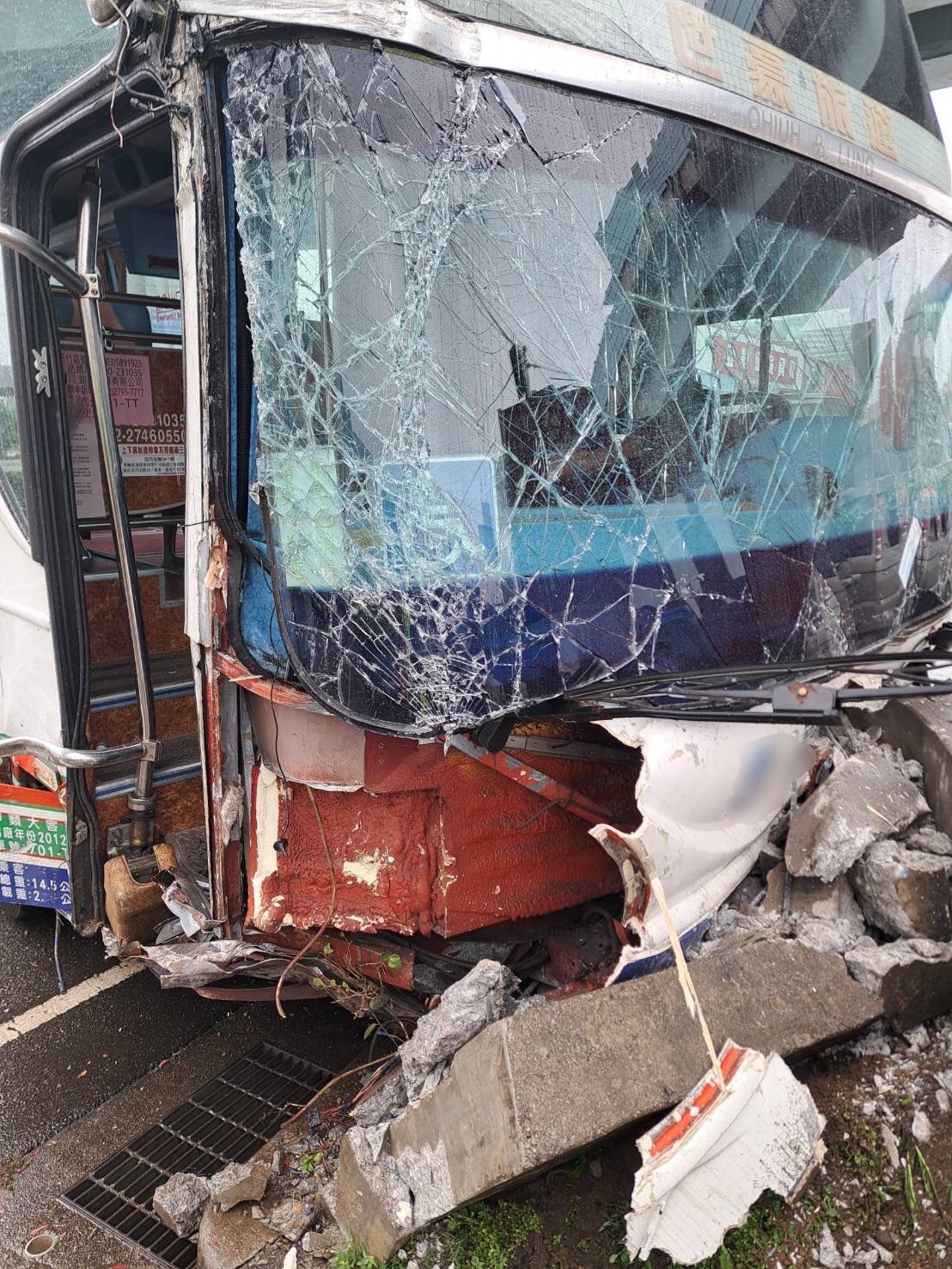 【有片】遊覽車司機自撞分隔島 擋風玻璃大片碎裂