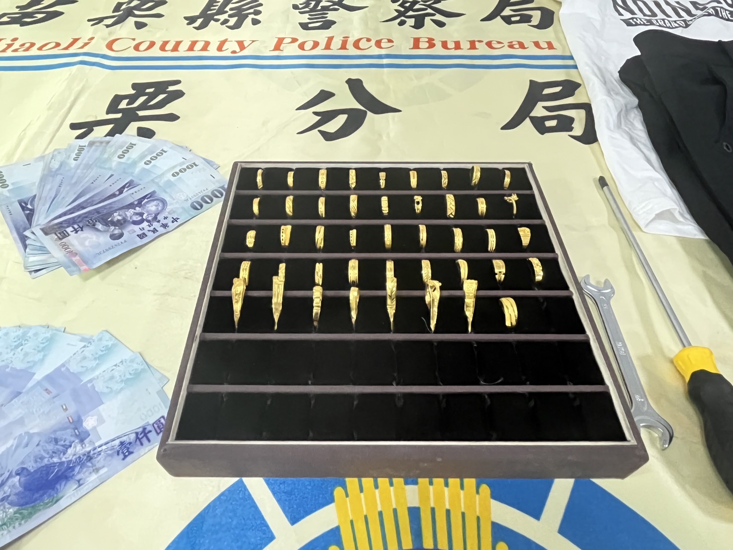 【有片】4人聯手搶銀樓 得手總價值逾90萬金飾