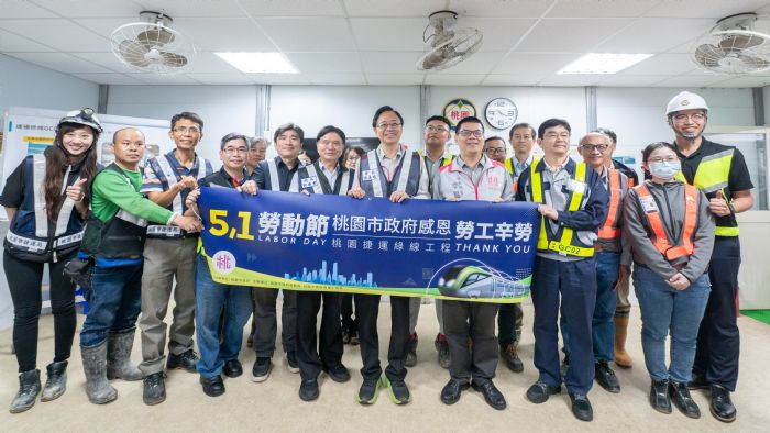 桃捷綠線施工團隊51勞動節堅守崗位 張善政頒發慰問金 20240501182604809