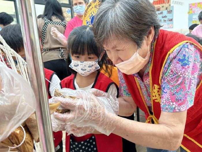 華山基金會邀獨老、幼童包粽子 提前體驗端午年節氣氛 20240517161002432