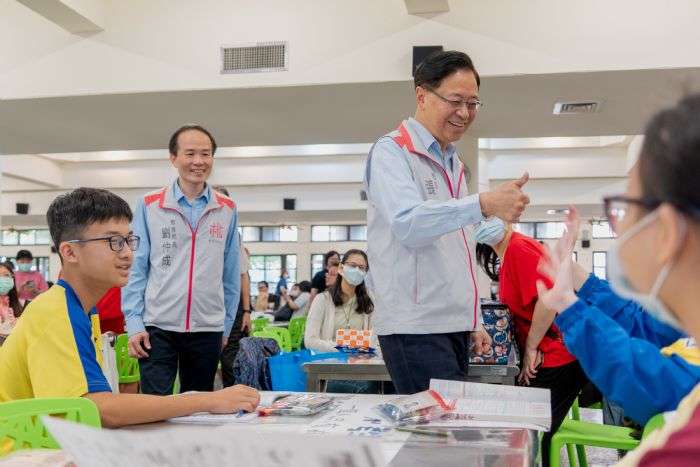 張善政為會考生加油 感謝試務人員用心 20240518114005935