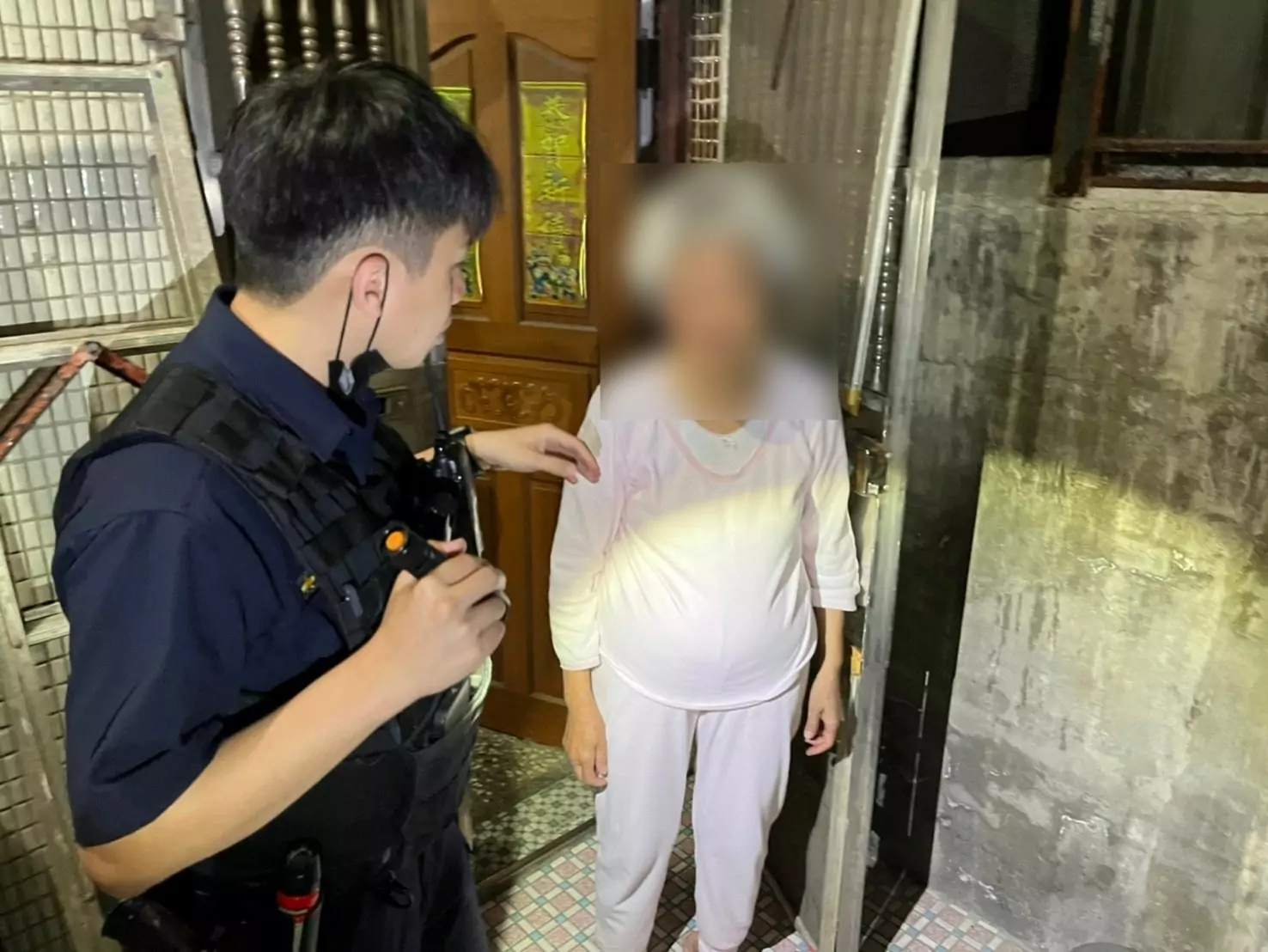 7旬婦忘帶鑰匙凌晨險凍僵 平警化身鎖匠開門 7旬婦忘帶鑰匙凌晨險凍僵 平警化身鎖匠開門