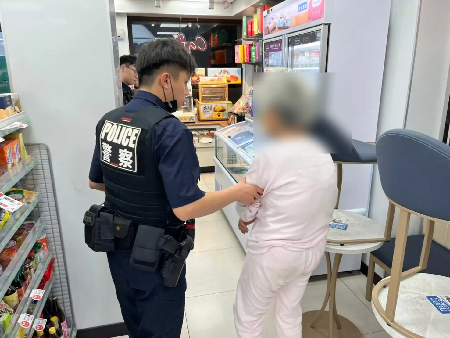 7旬婦忘帶鑰匙凌晨險凍僵 平警化身鎖匠開門 356264 0