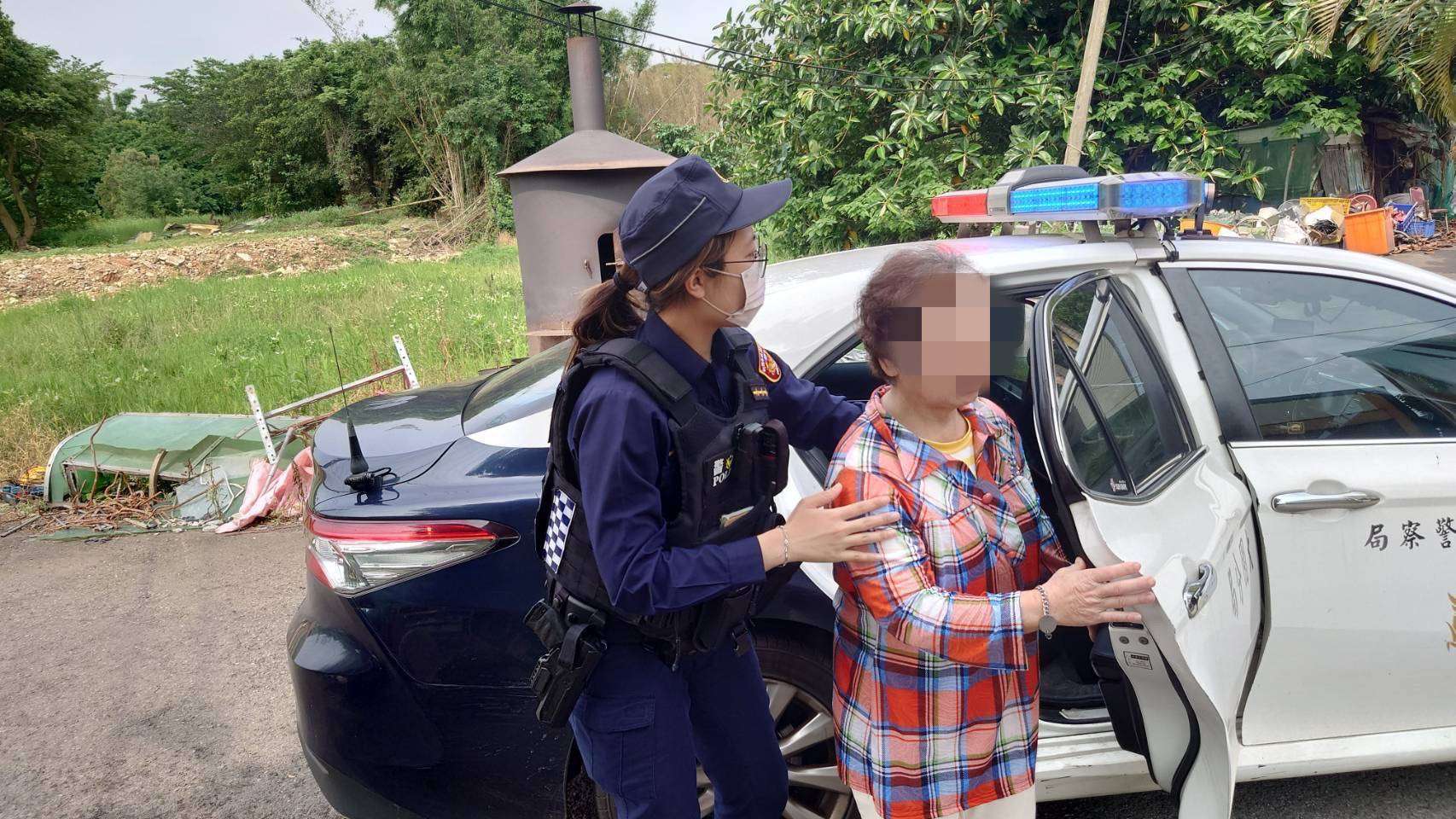 失智婦散步迷途呆坐路旁 大園警靠這物化解驚魂 374509