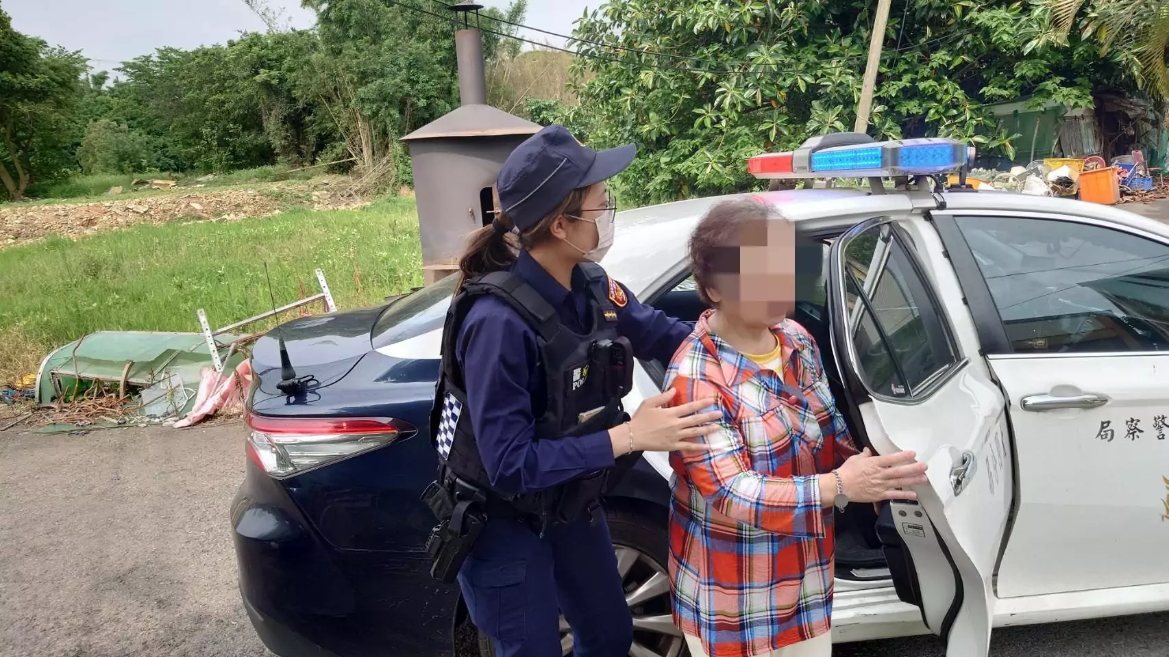 失智婦散步迷途呆坐路旁 大園警靠這物化解驚魂 374509
