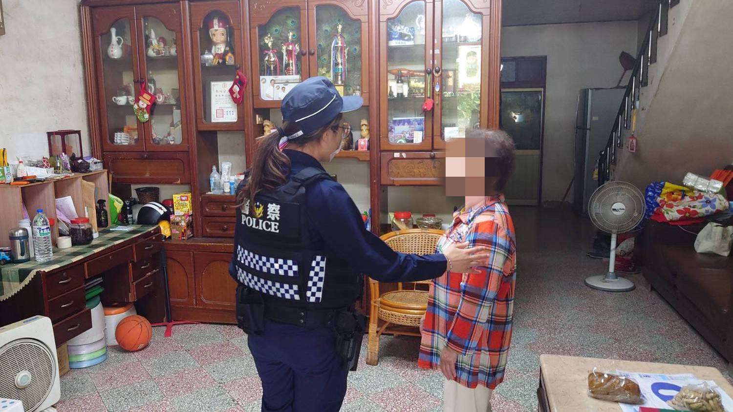失智婦散步迷途呆坐路旁 大園警靠這物化解驚魂 374511