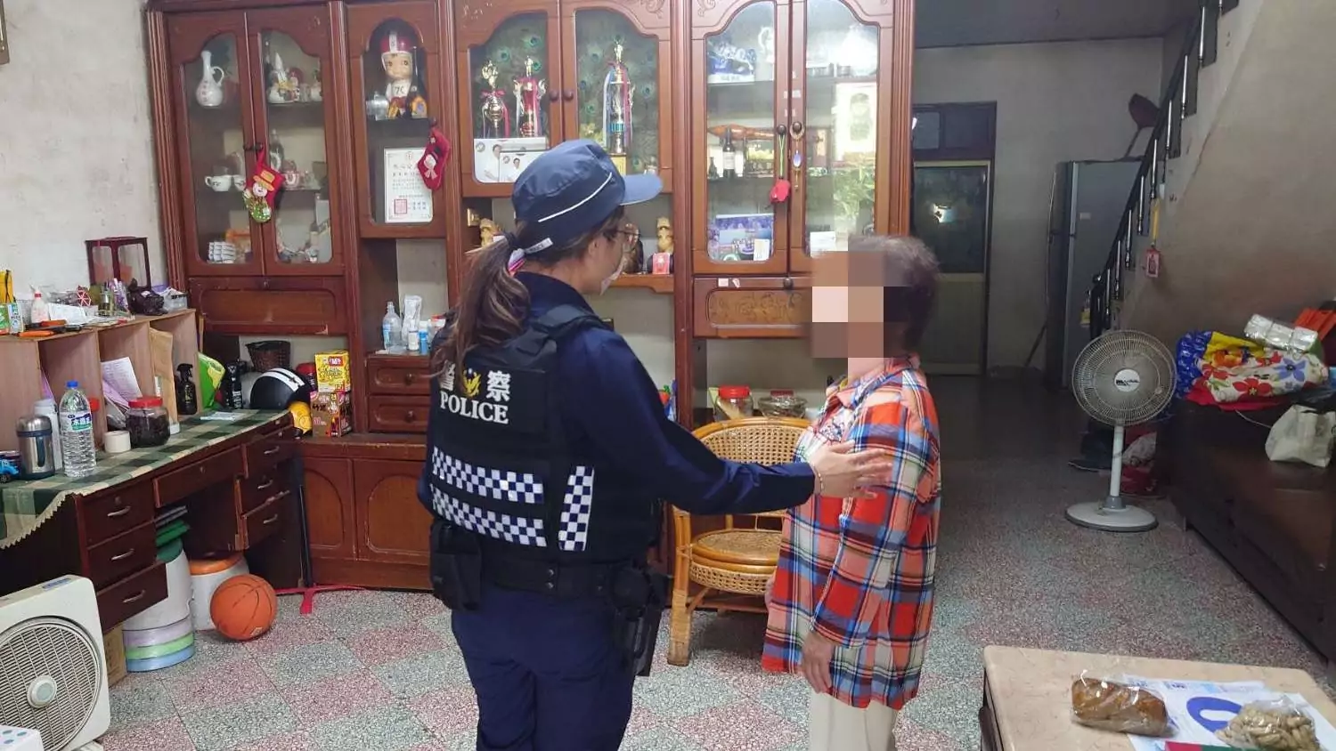 失智婦散步迷途呆坐路旁 大園警靠這物化解驚魂 374511