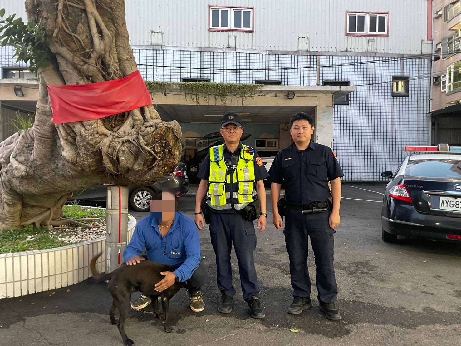 單車男順手牽「狗」　大園警助黑狗兄返家團圓