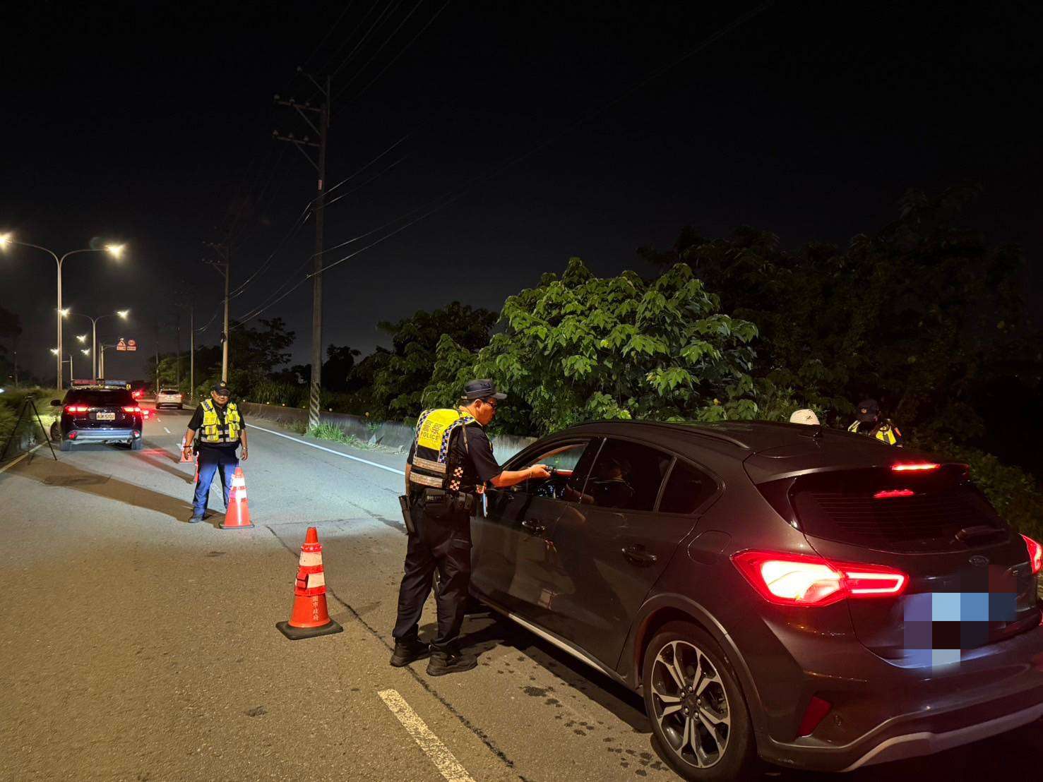 大園警執行封鎖式路檢 查獲2名越籍男被通緝還攜毒 376843 0