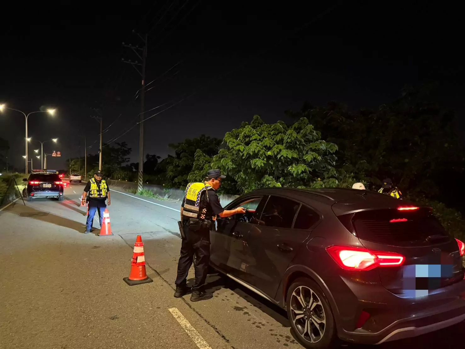 大園警執行封鎖式路檢 查獲2名越籍男被通緝還攜毒 376843 0