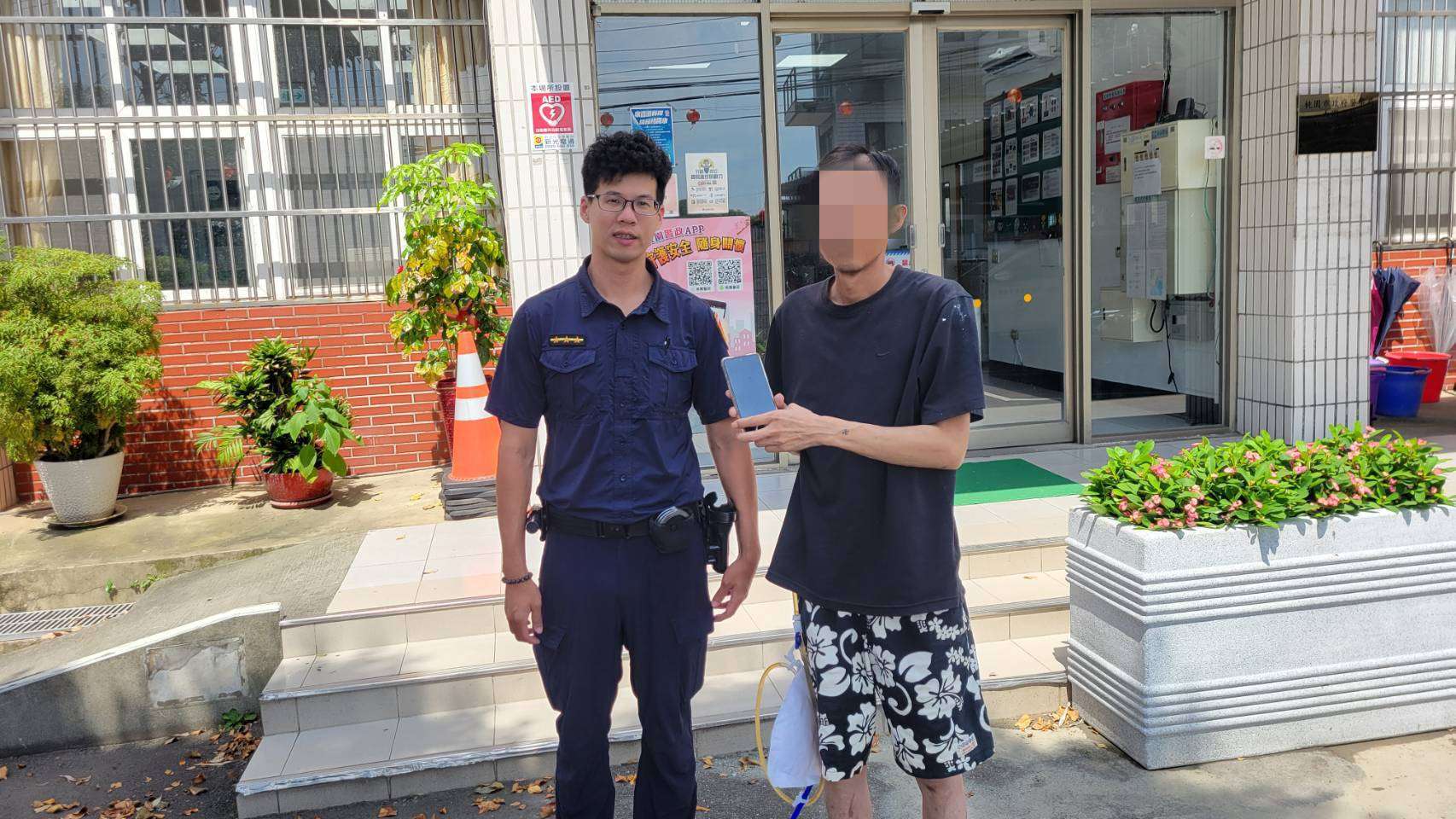 男騎車掉手機好著急 大園警半小時火速尋回 377142