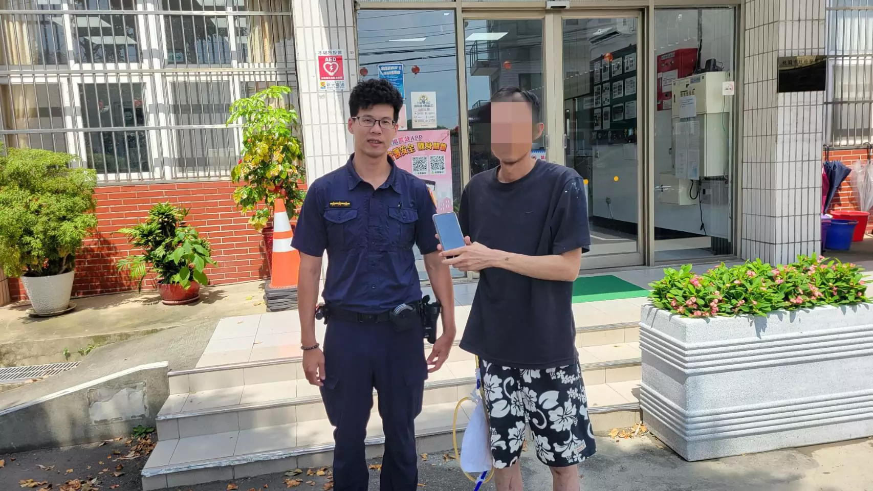 男騎車掉手機好著急 大園警半小時火速尋回 男騎車掉手機好著急 大園警半小時火速尋回