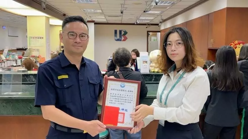 幫網友代墊國際包裹運費?大園警銀聯手阻詐12萬 幫網友代墊國際包裹運費?大園警銀聯手阻詐12萬