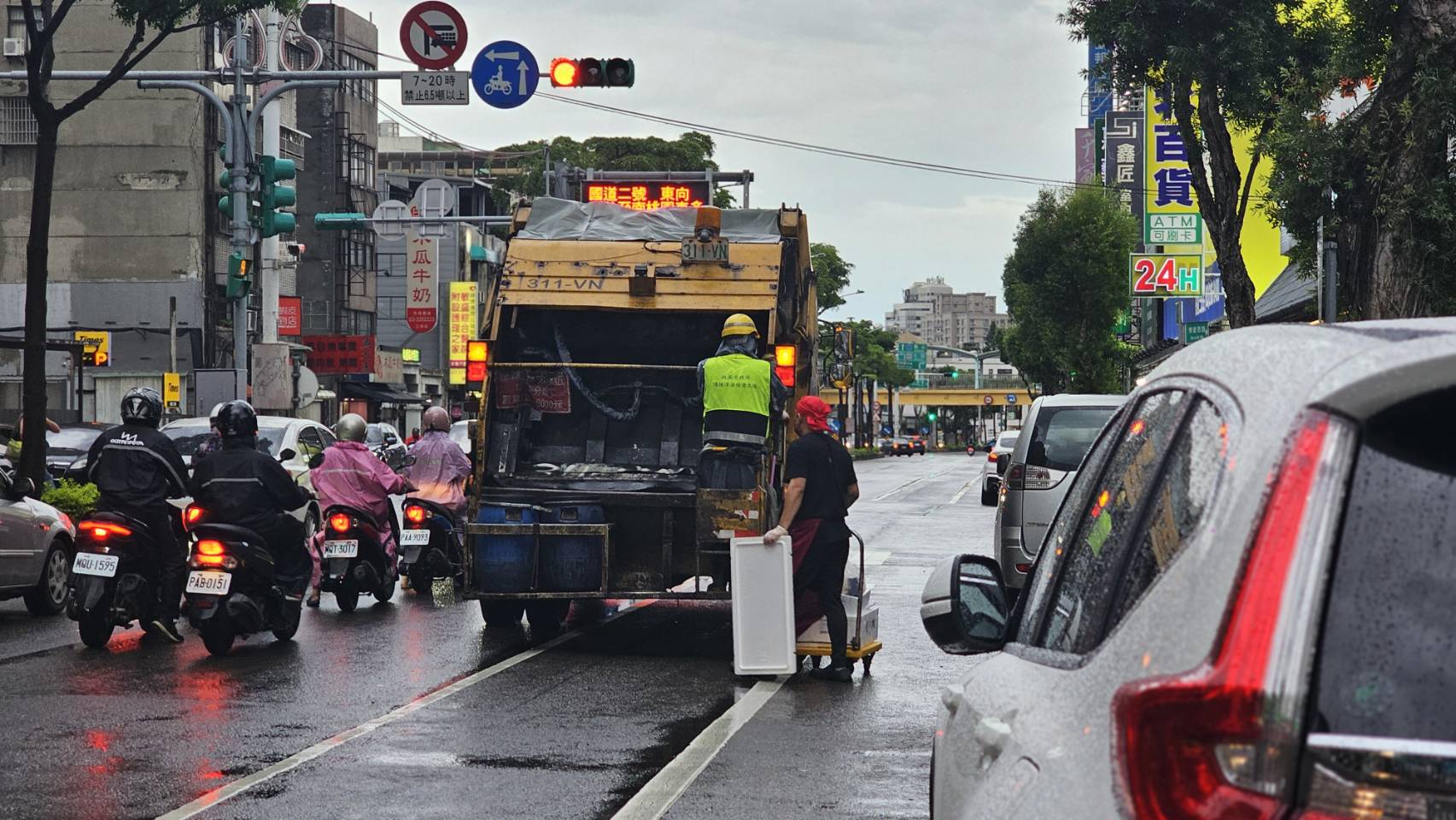 助民眾防詐!桃警攜手清潔隊掛布條加強宣導 387436