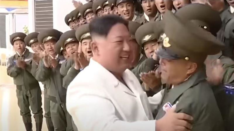 金正恩洗腦歌打趴泰勒絲!化身白馬王子