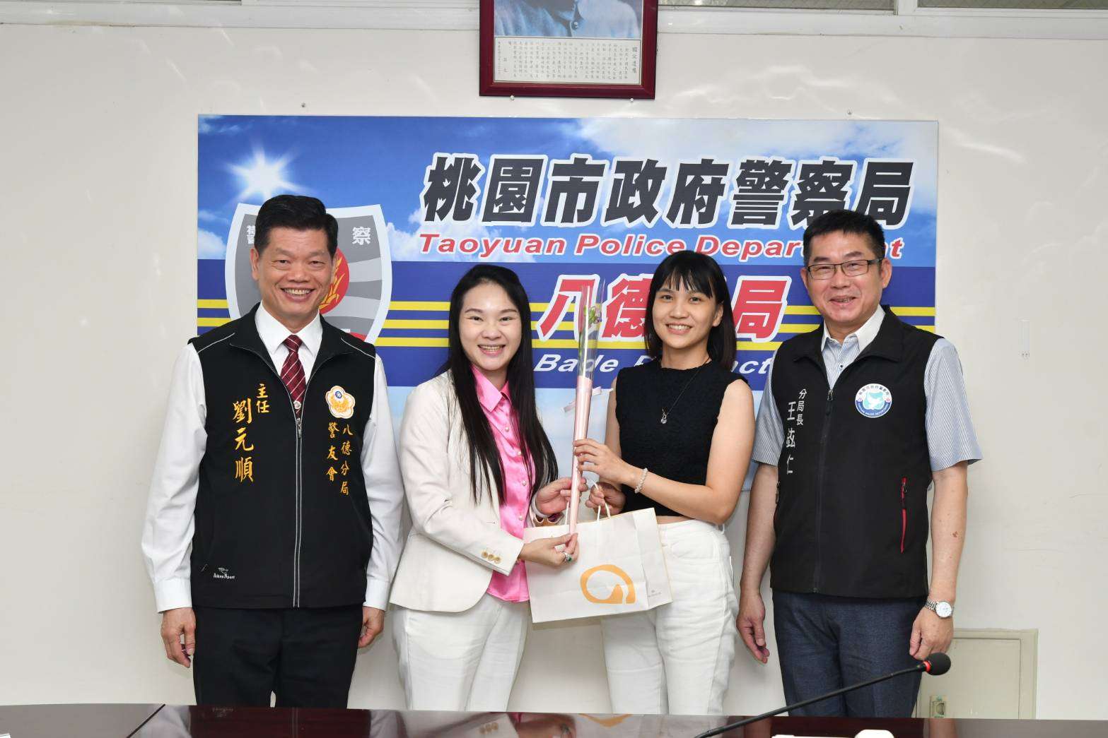 八德警歡慶母親節 鮮花、蛋糕贈女警表心意 603020