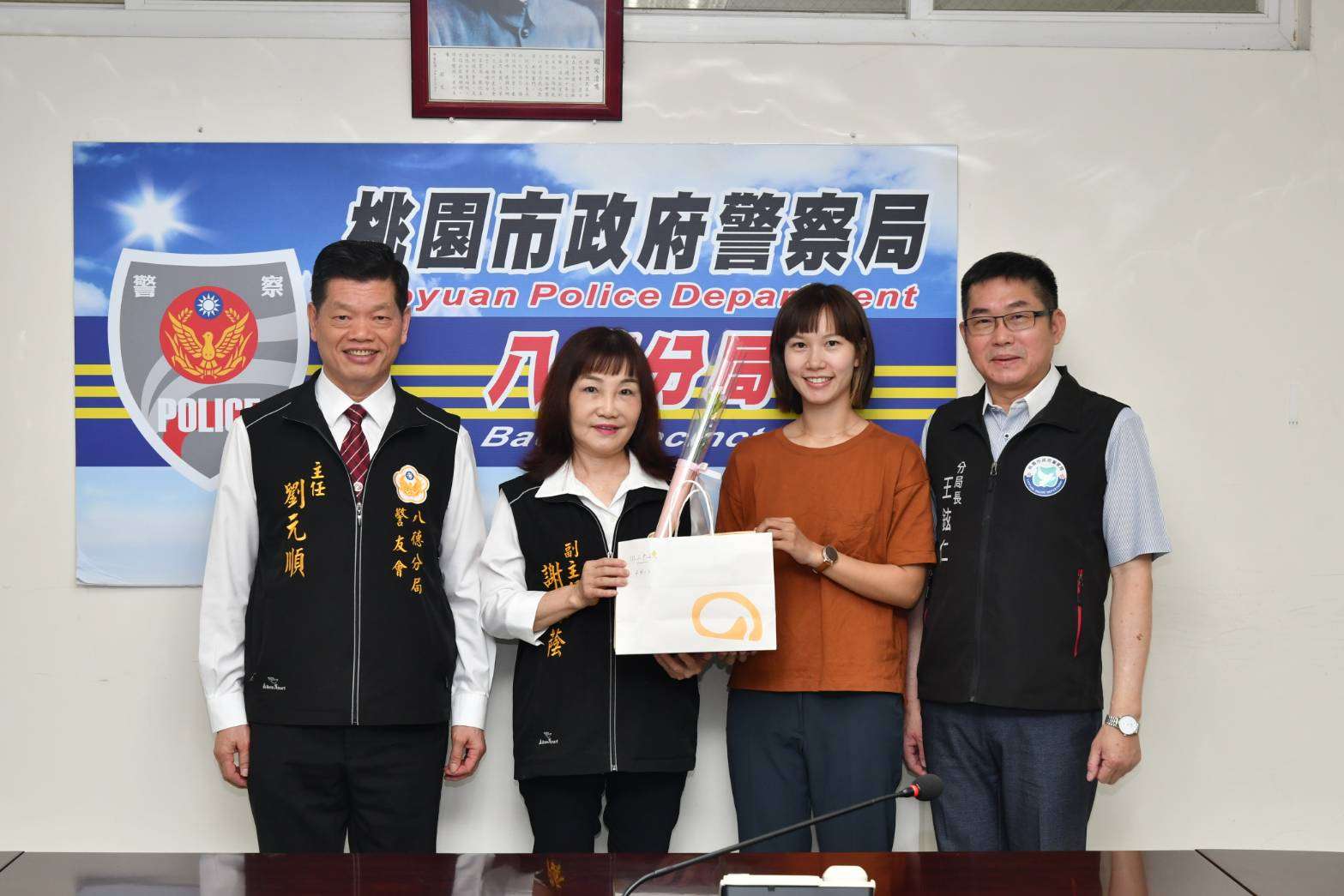 八德警歡慶母親節 鮮花、蛋糕贈女警表心意 603021