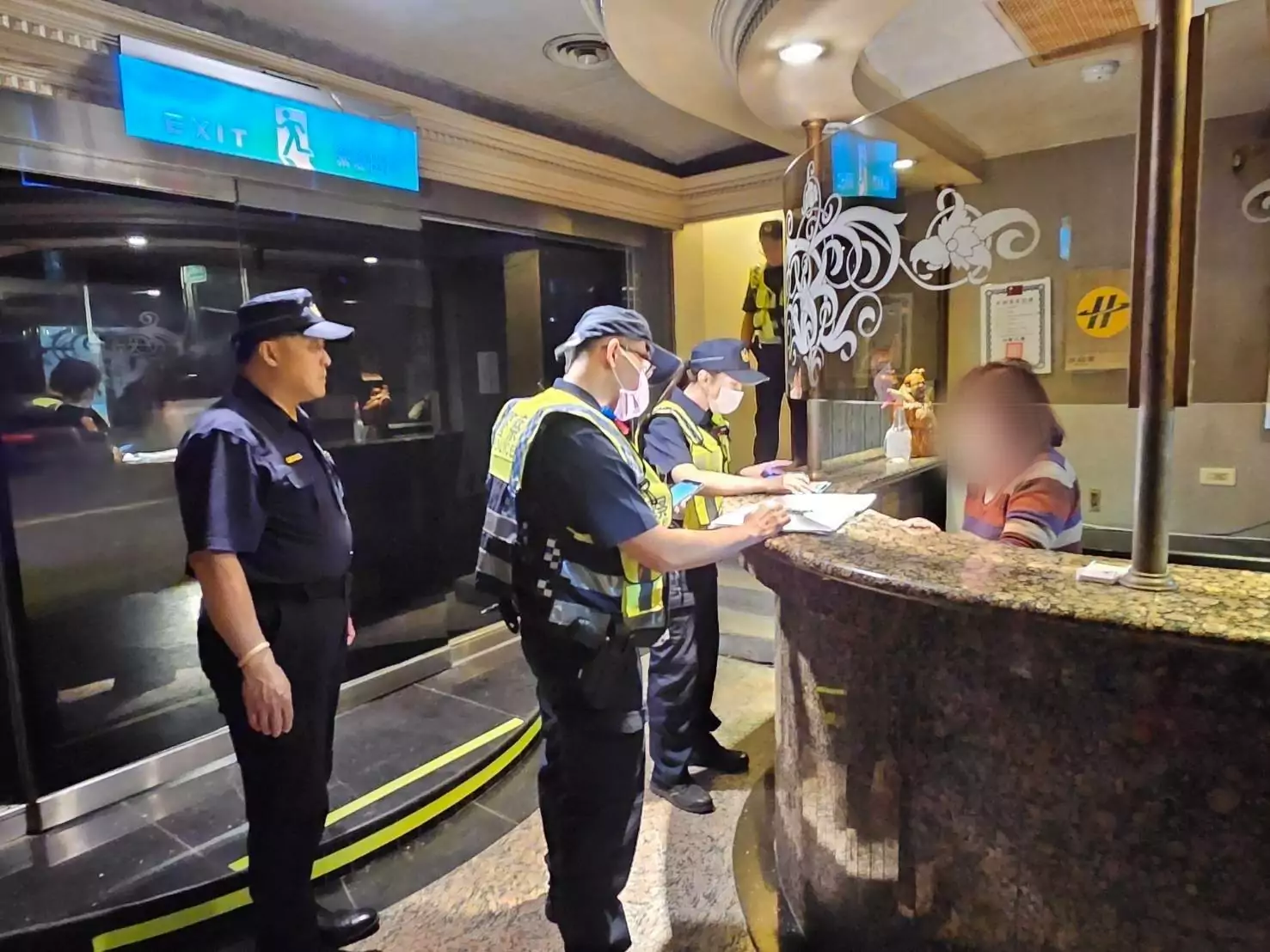 威力掃蕩遏止不法 八德警加強臨檢易滋事場所 威力掃蕩遏止不法 八德警加強臨檢易滋事場所