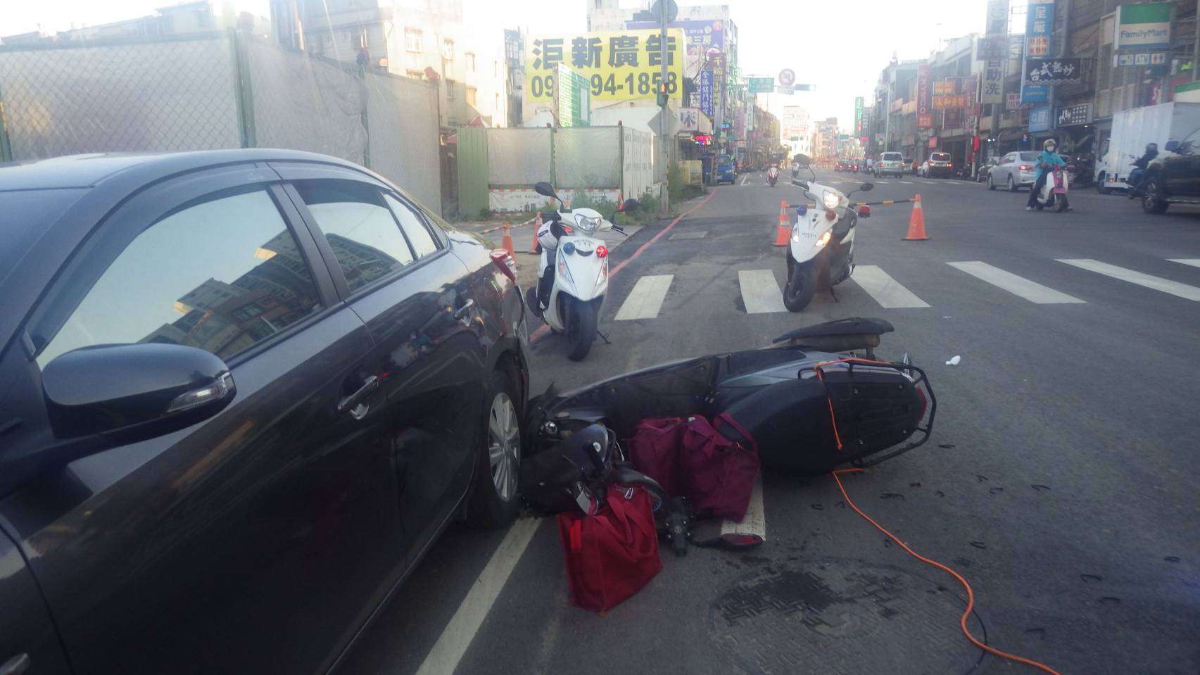 【有片】7旬婦闖紅燈過馬路 騎士閃避不及雙雙倒地 604582 0