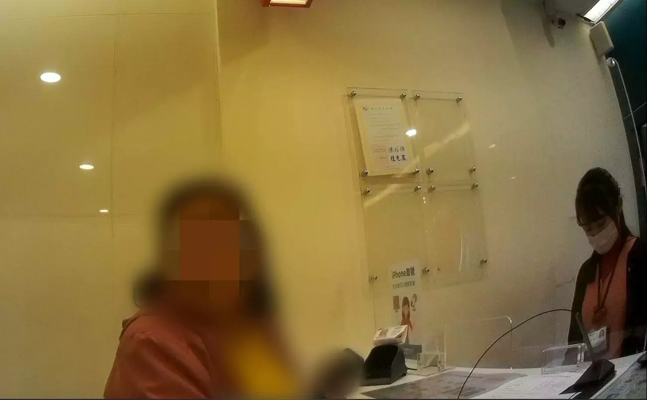 女子誤信詐騙欲匯款借買機票 八德暖警及時勸阻 女子誤信詐騙欲匯款借買機票 八德暖警及時勸阻