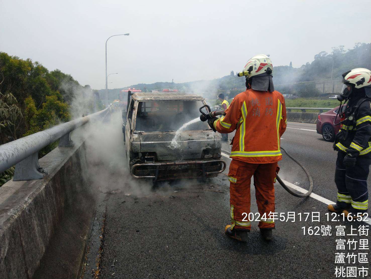 他發現冒煙緊急下車 小貨車瞬間成火球 684221 0 0