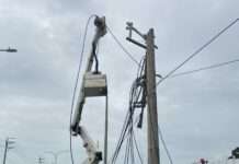 電桿斷裂猛砸高空作業車 工人8.5公尺墜地身亡