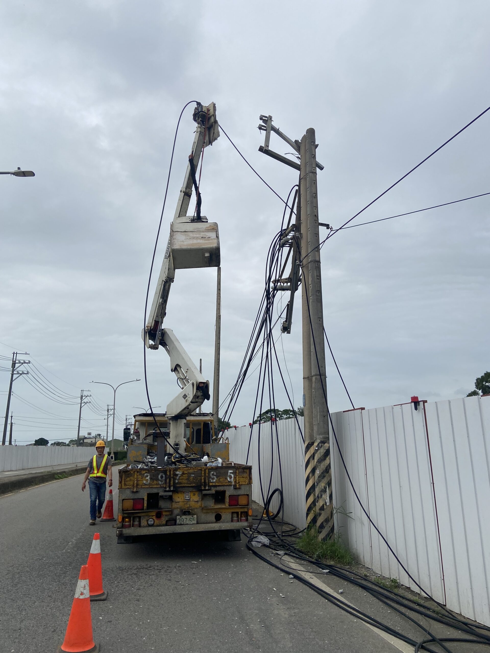 電桿斷裂猛砸高空作業車 工人8.5公尺墜地身亡 6D02FDDF C2FB 4A59 AC6A B78DEF920732 scaled