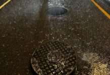 桃園下大雨人孔蓋漂移!男騎士擦撞險受傷