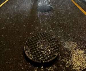 桃園下大雨人孔蓋漂移！男騎士擦撞險受傷