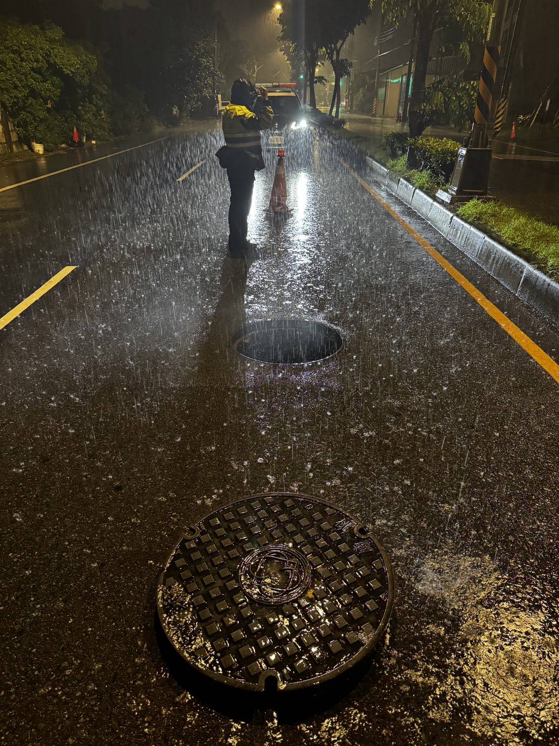 桃園下大雨人孔蓋漂移!男騎士擦撞險受傷 804385