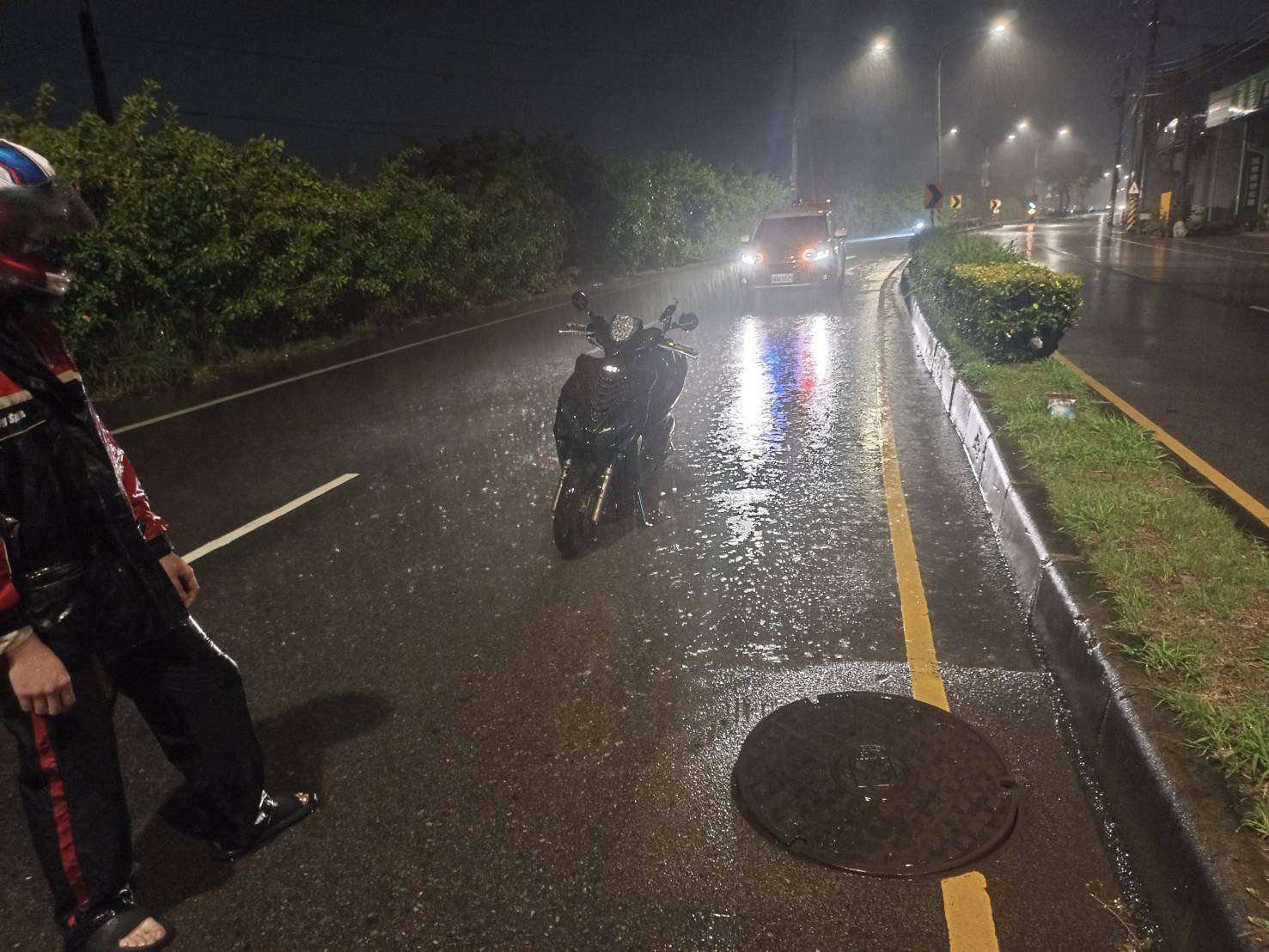 桃園下大雨人孔蓋漂移!男騎士擦撞險受傷 804420