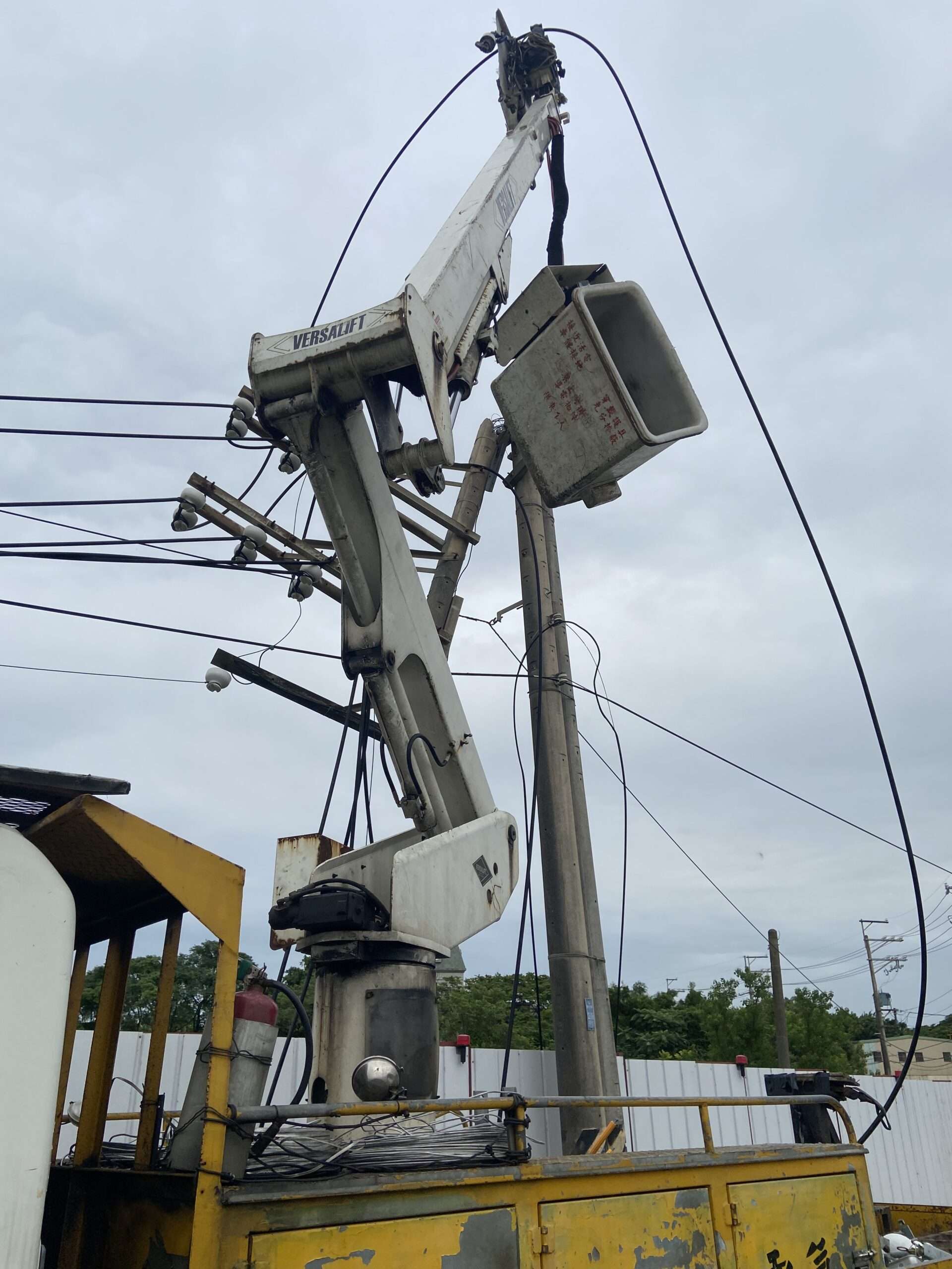 電桿斷裂猛砸高空作業車 工人8.5公尺墜地身亡 E193E3AC 9E28 4308 B55D 92177A746025 scaled