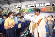 【有片】考前神父灑聖水為學子祈福 桃園振聲中學生命教育充滿愛與感動