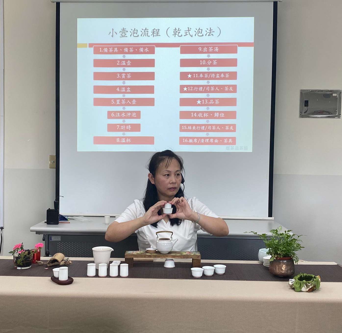 開南大學邀茶藝師授課 學生體會茶禮美學境界 LINE ALBUM 2024516茶藝師上課 240516 23