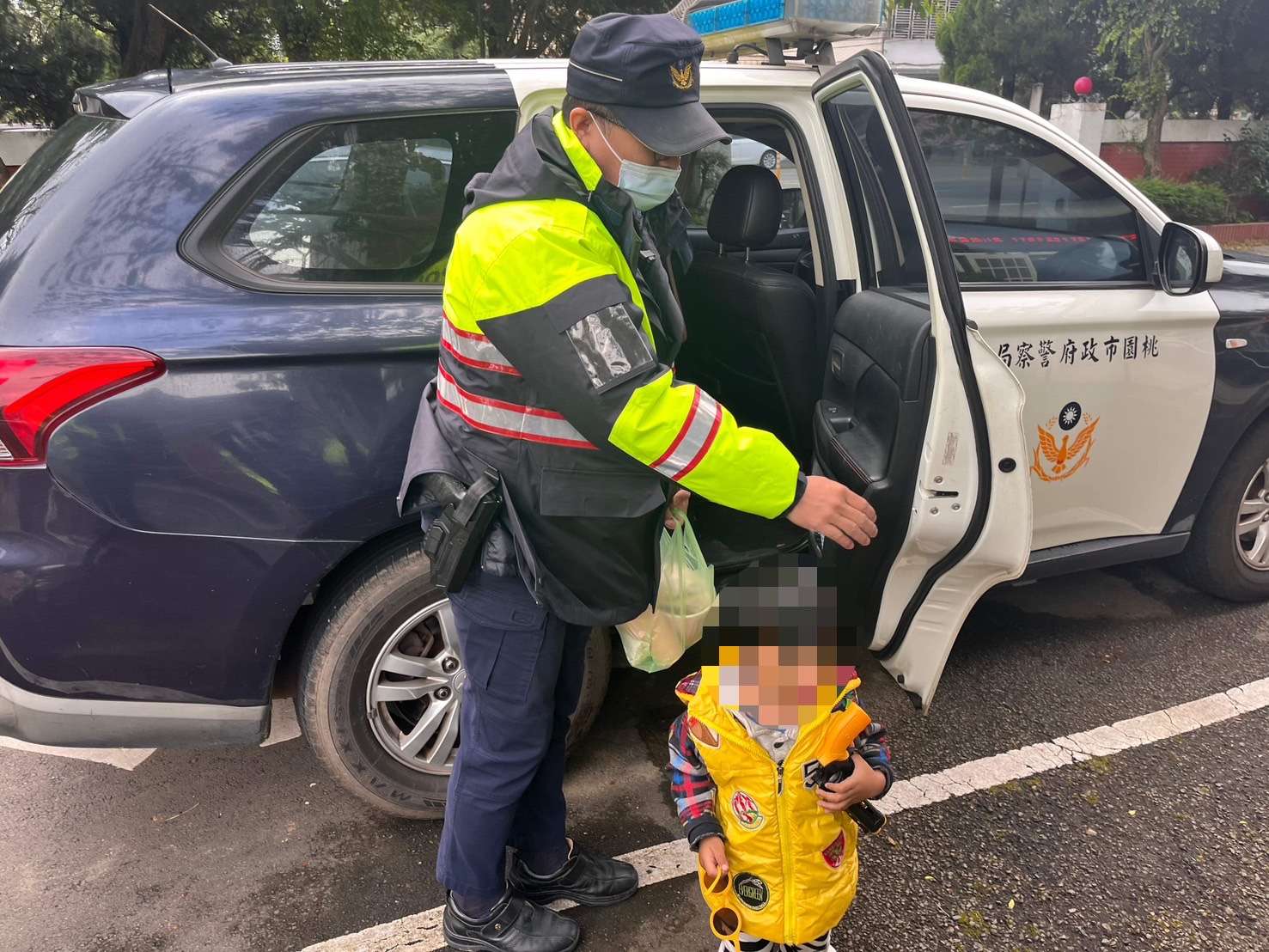 3歲童路邊嚎啕大哭 龍潭警耐心安撫助返家 S 10387463 0