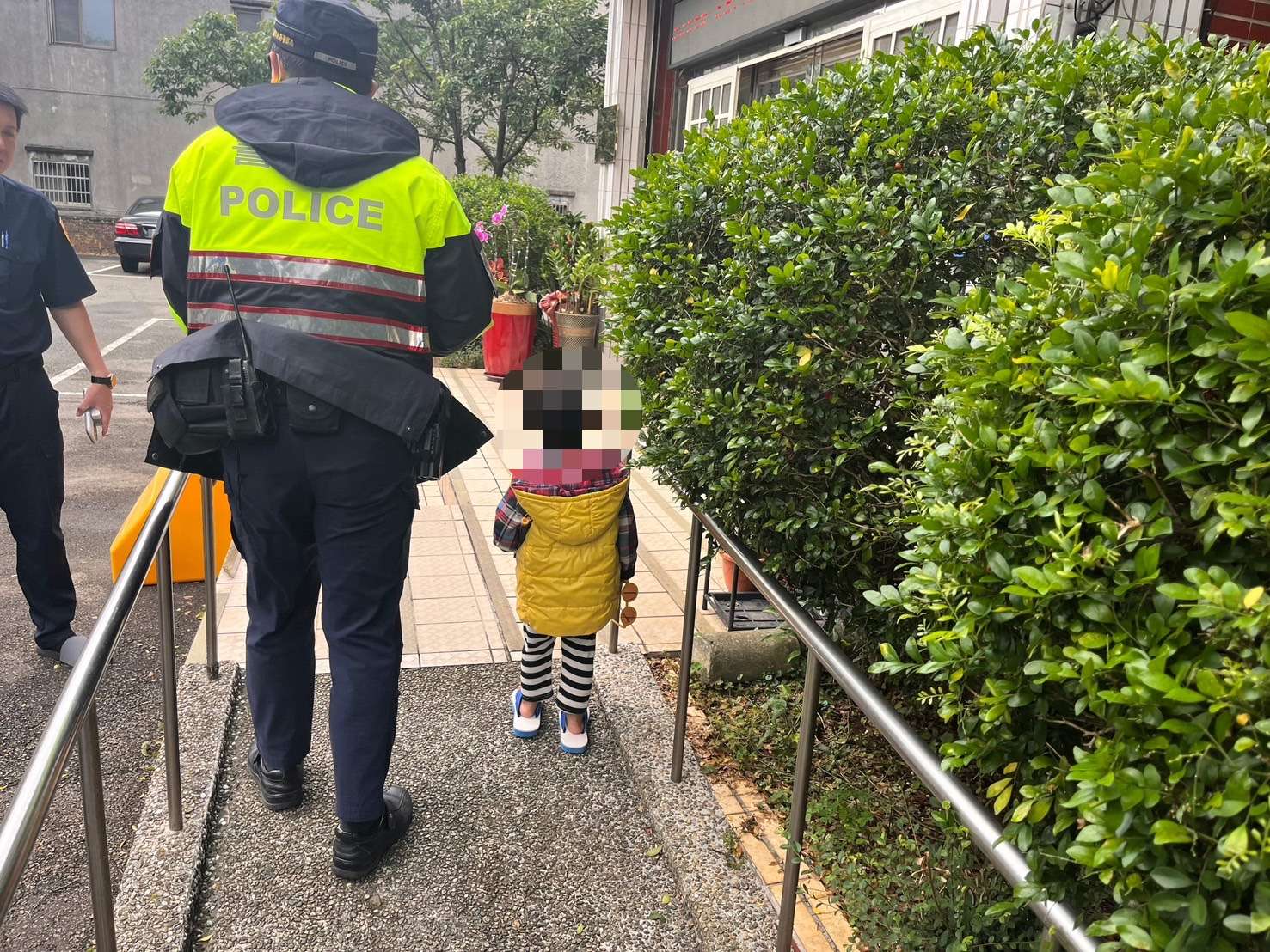 3歲童路邊嚎啕大哭 龍潭警耐心安撫助返家 S 10387465 0