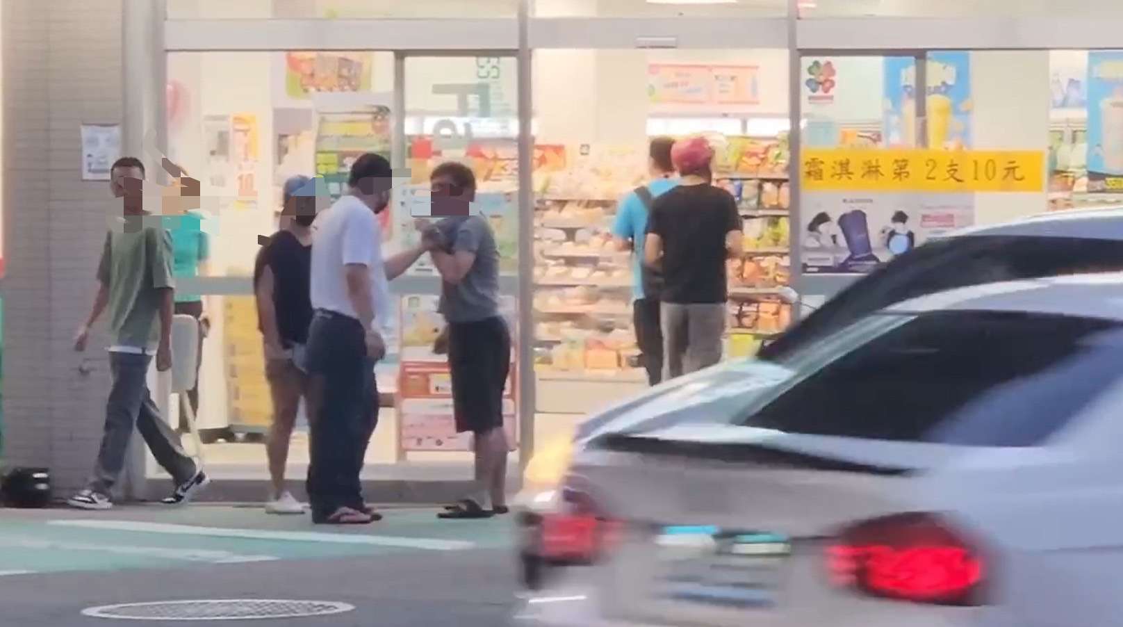 【有片】兩男街頭一言不合大打出手 路過民眾忙勸架 S 14450712