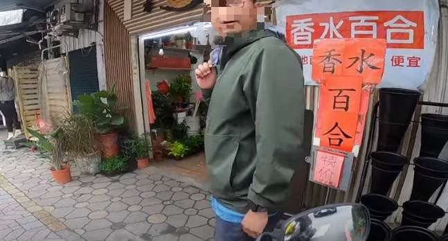 行人闖紅燈過馬路被罵「衝三小」反嗆:靠北!你本來就要讓 S 14589984