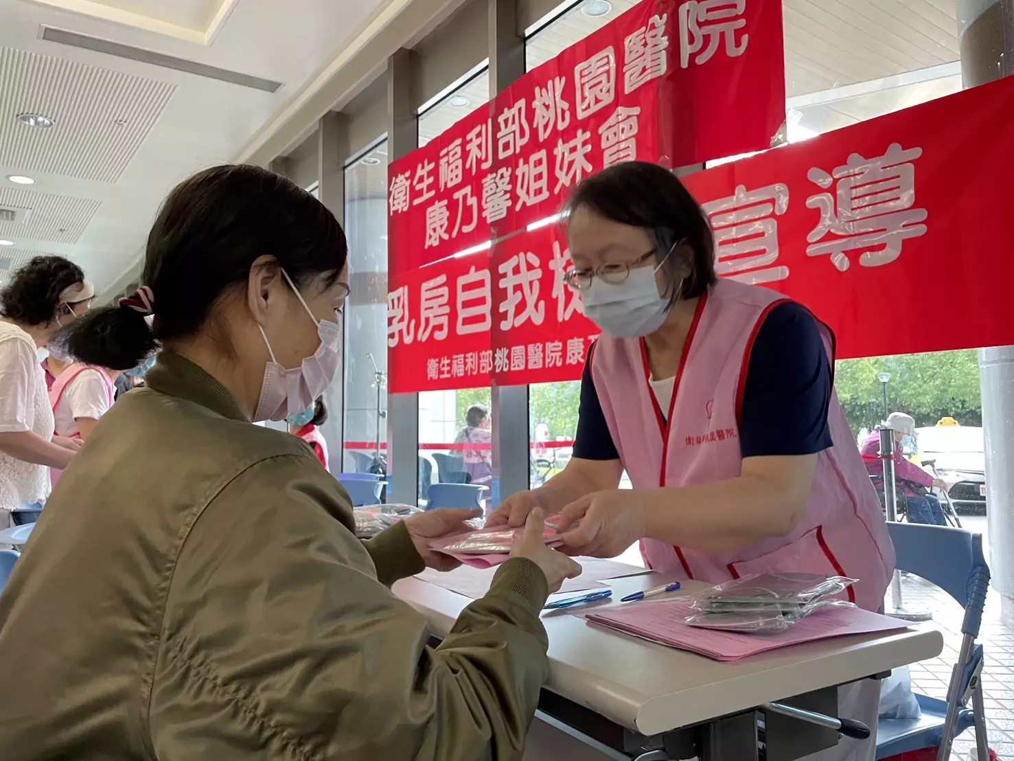 部桃母親節前夕辦理宣導活動 教民眾自我檢查乳癌 S 14966820