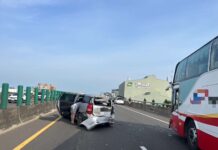 女駕駛變換車道遭大客車追撞 2自小客受波及